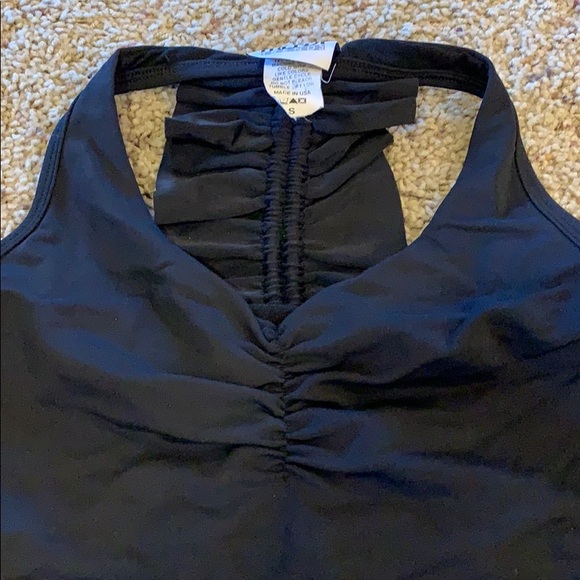 A workout top - Picture 2 of 4